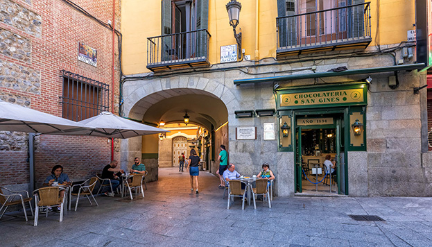 En un pasadizo muy cerca de la Puerta del Sol. Ahí está desde 1894 la chocolatería más famosa de Madrid (©Álvaro López del Cerro).