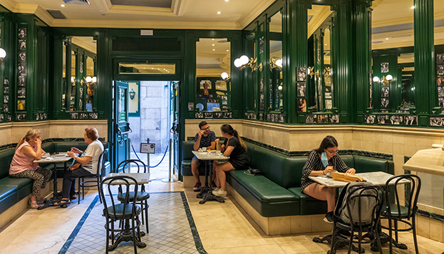 Su interior conserva todo el encanto de los cafés del siglo XIX (©Álvaro López del Cerro).
