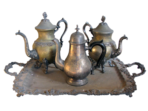La historia del té: algunas teteras de plata viejas en una bandeja
