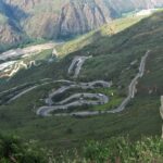 Carretera de montaña un reto bajar en vehículo